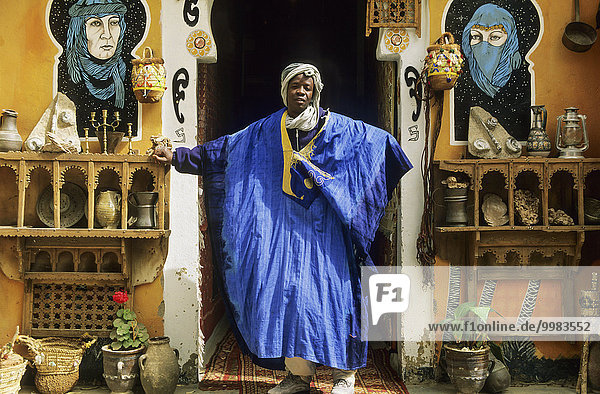 Frau in einen Kunsthandwerksladen  Tafraoute  Ameln-Tal  Marokko  Afrika