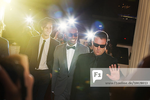 Bodyguard begleitet Prominente, die zur Veranstaltung kommen und von Paparazzi fotografiert werden.