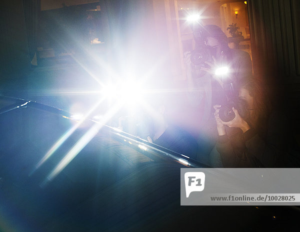 Streulichtblitz von Paparazzi-Fotografen beim Fotografieren auf der Veranstaltung