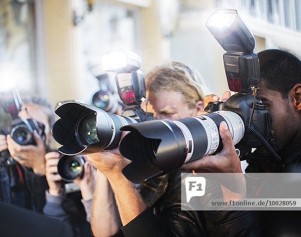 Nahaufnahme von Paparazzi-Fotografen, die Kameras auf die Veranstaltung richten
