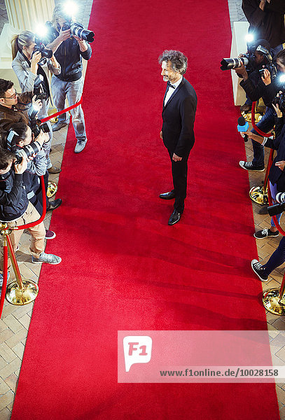Prominente werden von Paparazzi-Fotografen auf dem roten Teppich fotografiert.