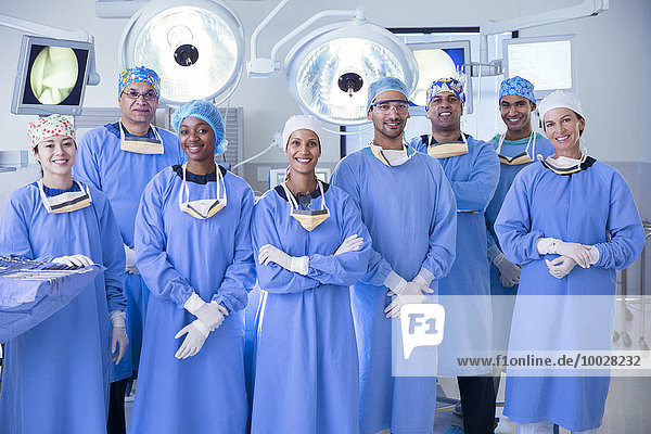 Porträt eines selbstbewussten Chirurgenteams im Operationssaal