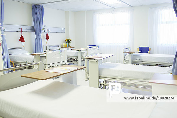 Betten bereit im leeren Krankenhauszimmer