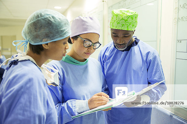 Chirurgen prüfen Krankengeschichte im Krankenhaus