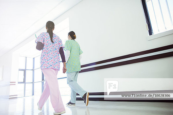 Krankenschwestern zu Fuß im Flur des Krankenhauses