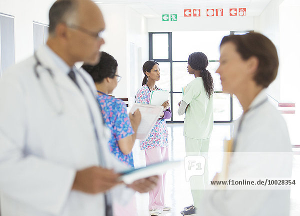 Ärzte und Krankenschwestern sprechen im Krankenhausflur
