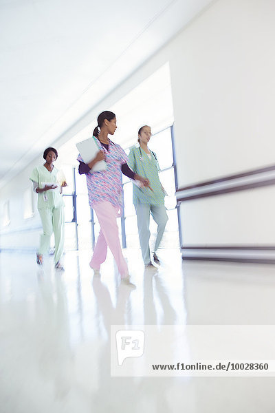 Krankenschwestern zu Fuß im Flur des Krankenhauses