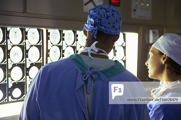Chirurgen überprüfen und diskutieren MRT-Scans