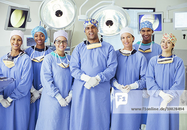 Porträt der selbstbewussten Chirurgen im Operationssaal