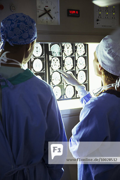 Chirurgen überprüfen und diskutieren MRT-Scans