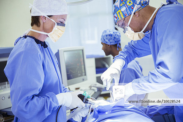 Chirurgen bei Operationen im Operationssaal