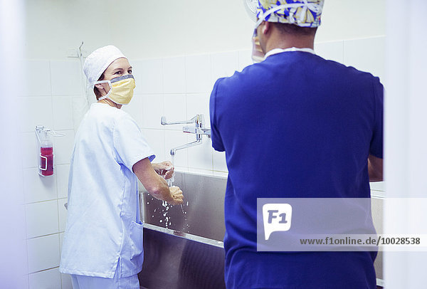 Chirurgen beim Händewaschen im Krankenhaus