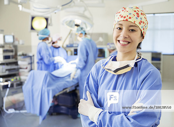 Porträt eines lächelnden Chirurgen im Operationssaal