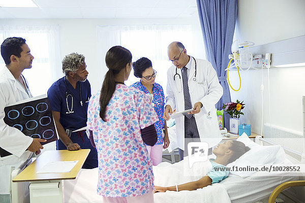 Ärzte und Krankenschwestern bei der Visite im Krankenhauszimmer
