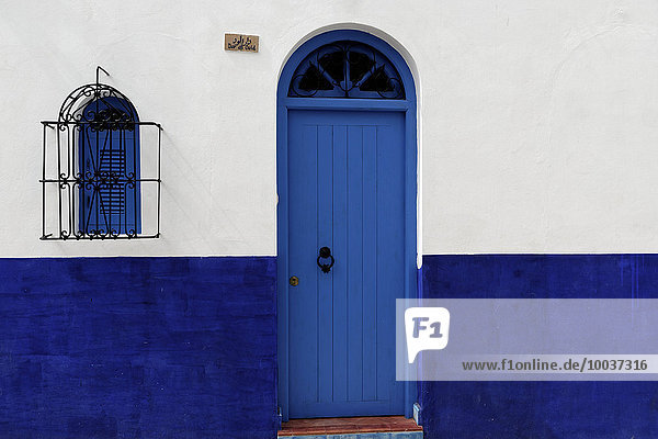 Häuserfront mit blauer Eingangstür  Asilah  Marokko  Afrika