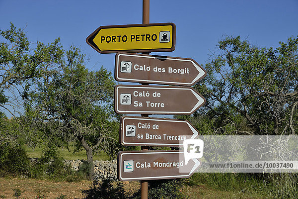 Richtungsschilder  bei Porto Petro  Mallorca  Balearen  Spanien  Europa