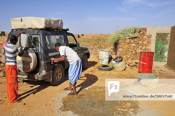 Tankstelle in einem Hinterhof der Neustadt Ouadane Region Adrar Mauretanien Afrika