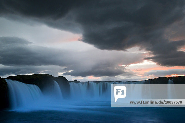 Wasserfall im Abendlicht  Þingeyjarsveit  Norðurland eystra  Island  Europa