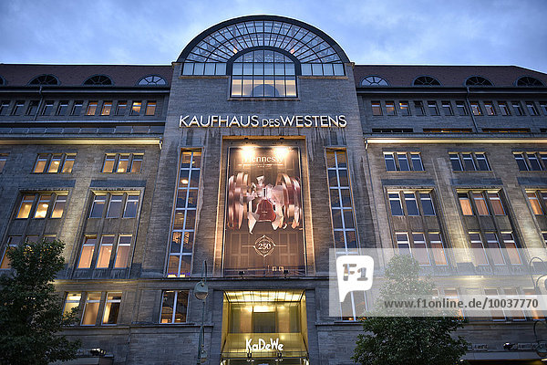 Blaue Stunde Shopping Center KaDeWe Kaufhaus des Westens  Berlin  Deutschland  Europa