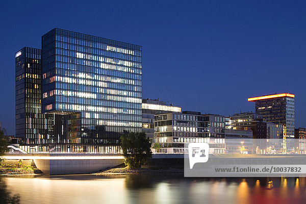 Bürohäuser  Geschäftshäuser und Hotels im Quartier Speditionstraße im Düsseldorfer Medienhafen  Düsseldorf  Rheinland  Nordrhein-Westfalen  Deutschland  Europa