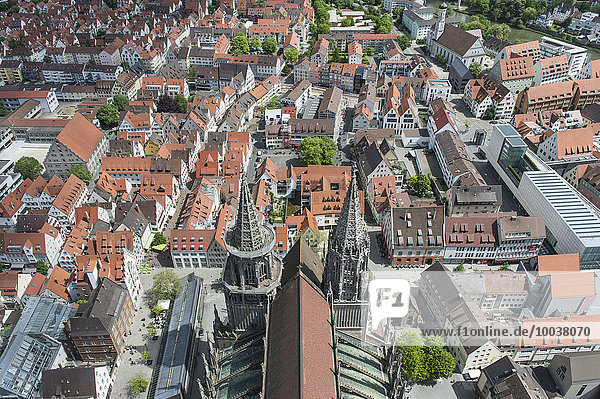Ausblick auf die Altstadt und Kirchenschiff vom Turm  Ulmer Münster  Ulm  Baden-Württemberg  Deutschland  Europa