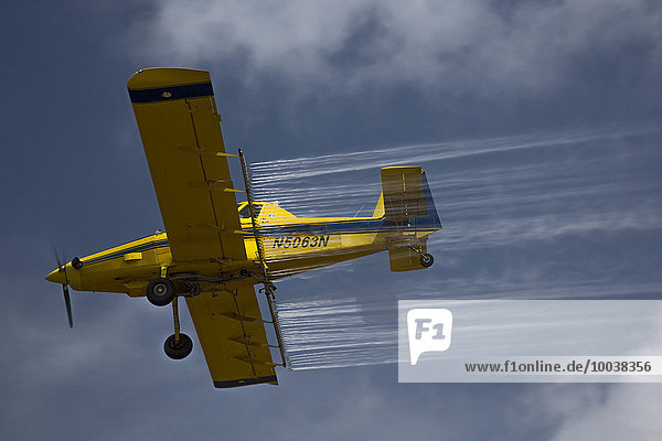 Ein Sprühflugzeug versprüht Pestizide auf ein Feld im Mississippi-Delta Tunica Mississippi USA Nordamerika