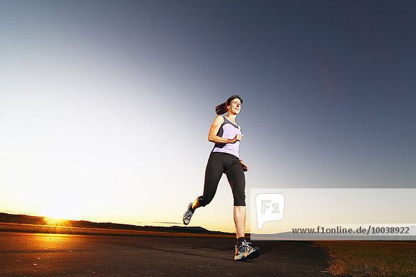 Frau joggen Abenddämmerung