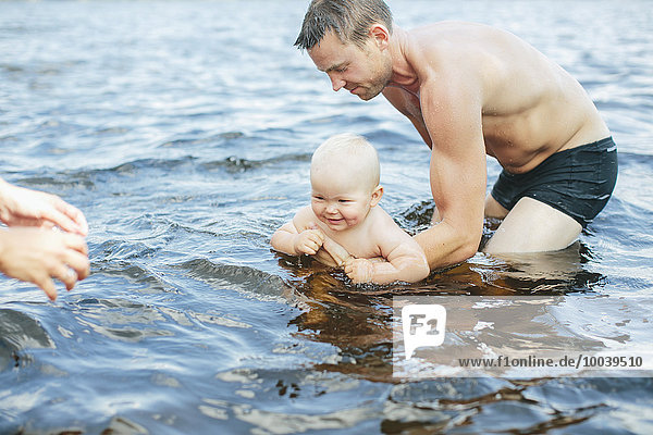 unterrichten Menschlicher Vater schwimmen Baby