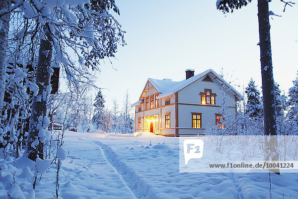 beleuchtet Winter Wohnhaus