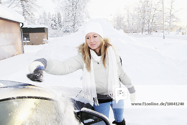 junge Frau junge Frauen Winter Auto Reinigung