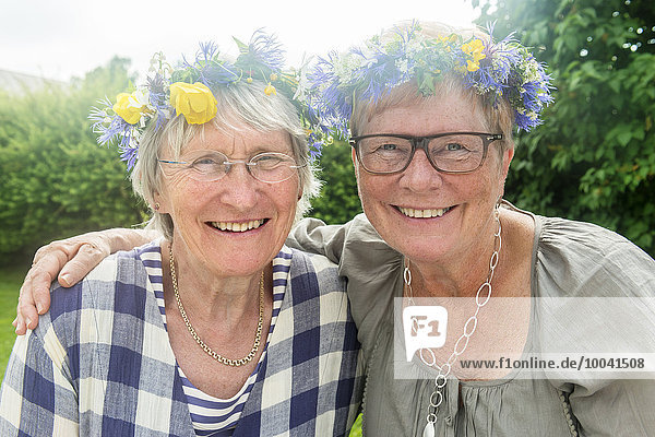 Senior Senioren Frau Blume Blumenkranz Kranz Kleidung