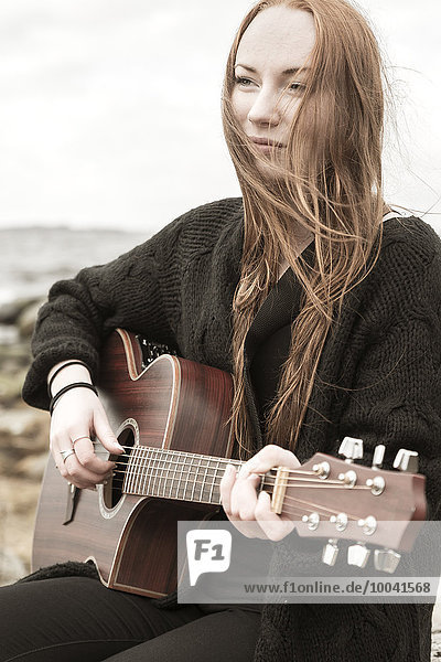 junge Frau junge Frauen Gitarre spielen