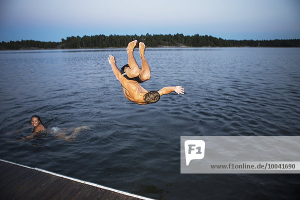 Wasser Mann springen jung