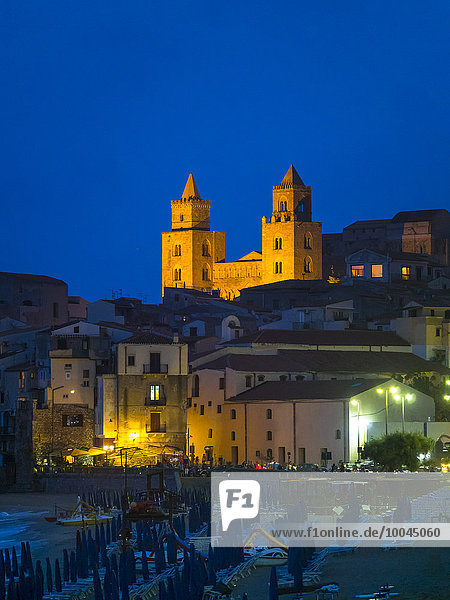 Italien  Sizilien  Cefalu  Ansicht von Cefalu mit Cefalu Kathedrale bei Nacht