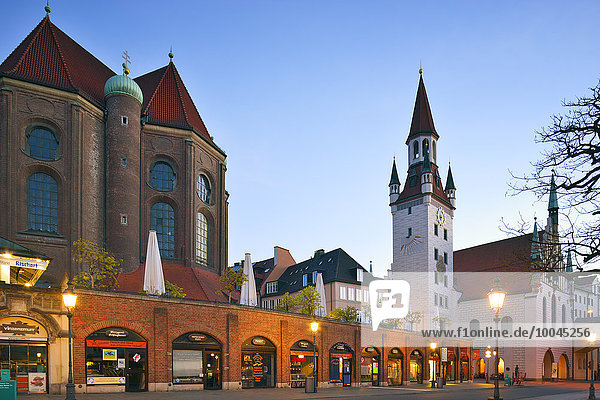 Deutschland  Bayern  München  Blick vom Viktualienmarkt auf die Kirche St. Peter  alter Rathausturm am Abend