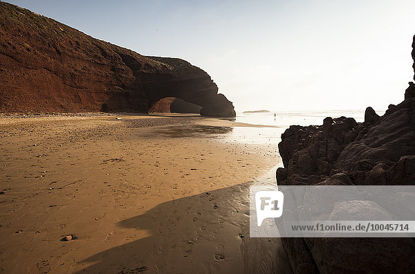 Afrika  Marokko  Strand mit Naturbogen