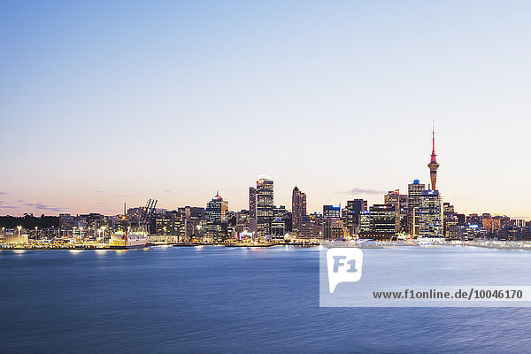 Neuseeland  Auckland  Skyline mit Sky Tower  blaue Stunde