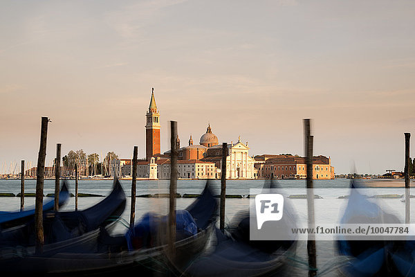 Italien  Venedig  Gondeln vor San Giorgio Maggiore in der Abenddämmerung