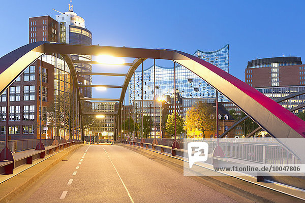 Deutschland  Hamburg  Niederbaumbrücke und Elbphilharmonie