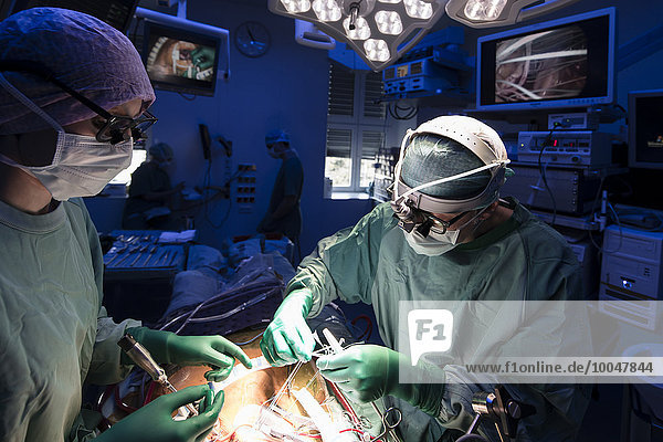 Zwei Chirurgen bei einer Herzoperation