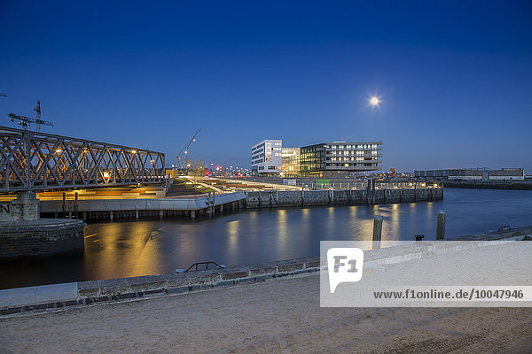 Deutschland  Hamburg  Blick auf die HafenCity Universität in der Abenddämmerung