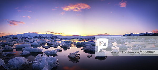 Island  Blick auf die Jokulsarlon Eislagune bei Dämmerung