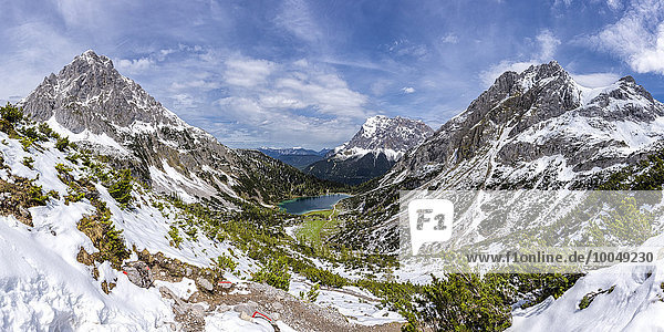 Österreich  Tirol  Blick auf den Seebensee mit Wettersteingebirge  Plattspitzen  Zugspitzenmassiv