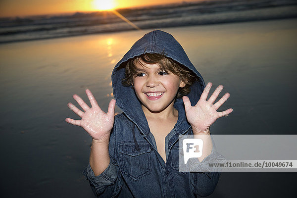 Portrait des Jungen am Strand bei Sonnenuntergang