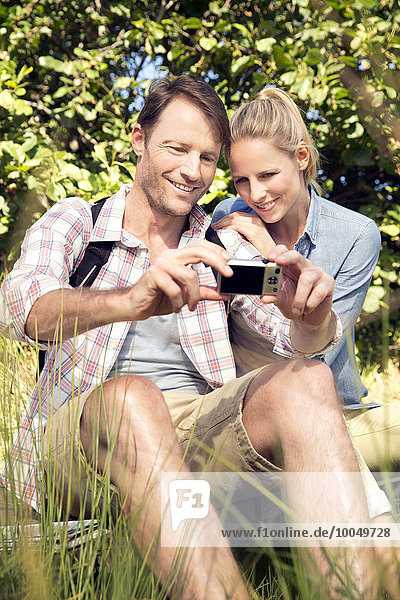 Glückliches Paar in ländlicher Landschaft mit einem Selfie