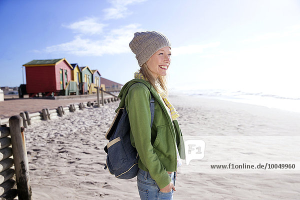 Lächelnde junge Frau am Strand