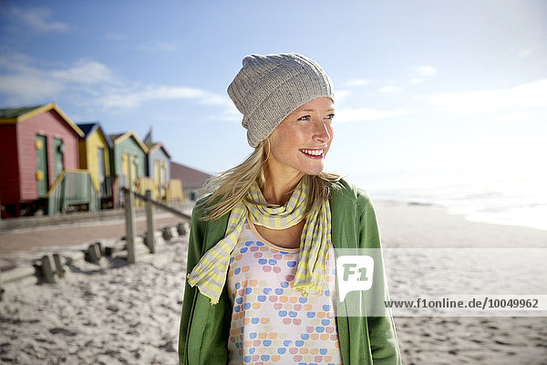 Lächelnde junge Frau am Strand