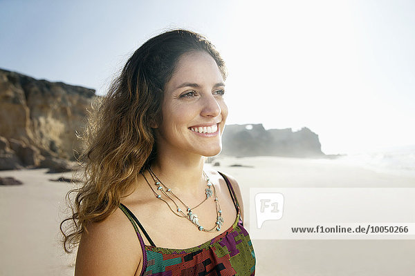 Südafrika  lächelnde Frau am Strand