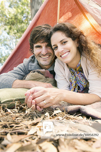 Südafrika  glückliches Paar im Zelt liegend