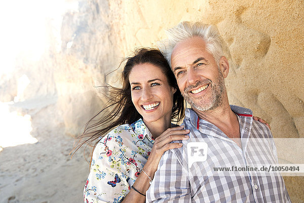Südafrika  Porträt eines glücklichen Paares vor einer Felswand